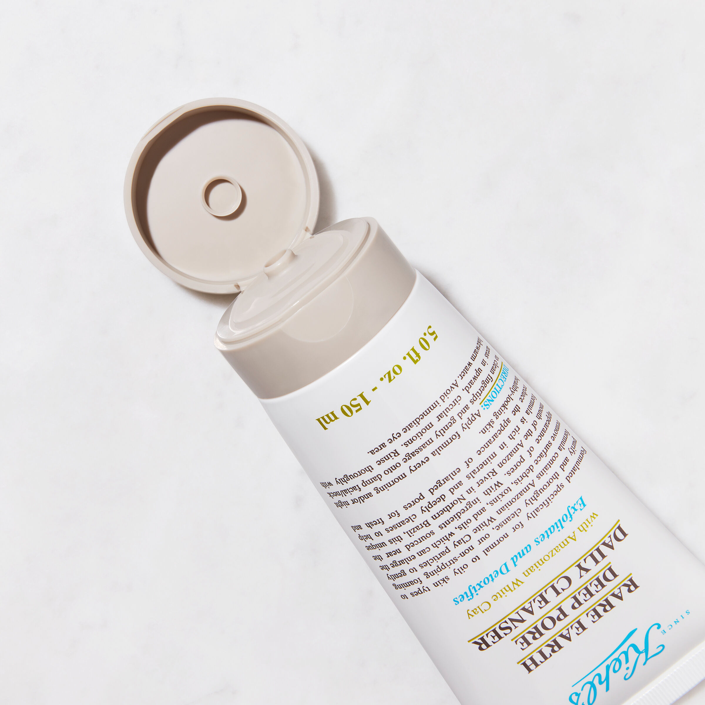 غسول رير إيرث اليومي للتنظيف العميق للمسام